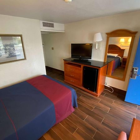 Travelodge By Wyndham Grand Rapids North Walker Екстериор снимка