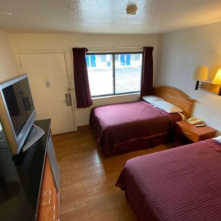 Travelodge By Wyndham Grand Rapids North Walker Екстериор снимка