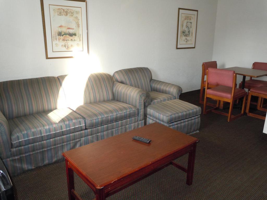 Travelodge By Wyndham Grand Rapids North Walker Екстериор снимка