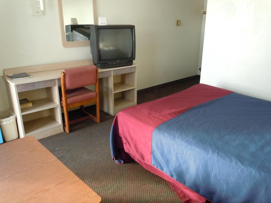 Travelodge By Wyndham Grand Rapids North Walker Екстериор снимка