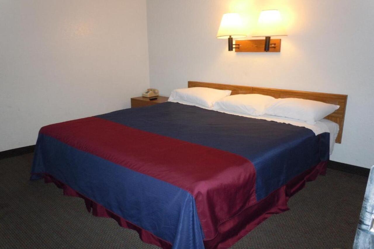 Travelodge By Wyndham Grand Rapids North Walker Екстериор снимка