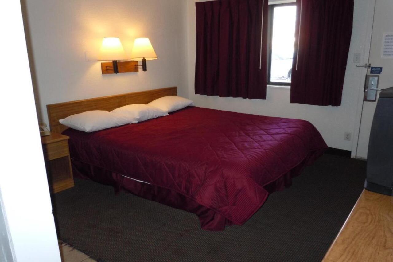 Travelodge By Wyndham Grand Rapids North Walker Екстериор снимка