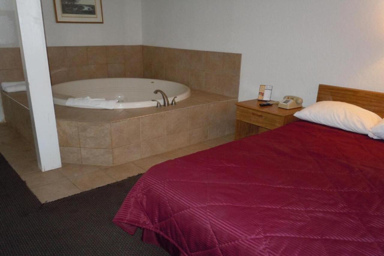 Travelodge By Wyndham Grand Rapids North Walker Екстериор снимка