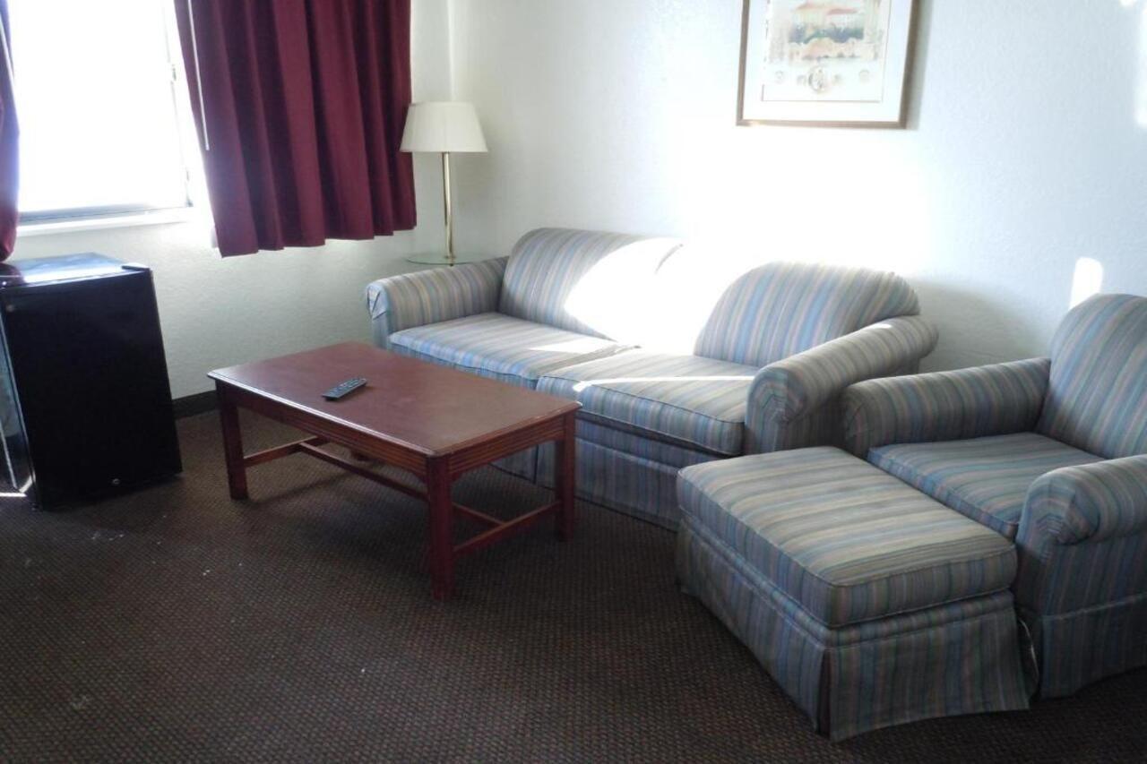 Travelodge By Wyndham Grand Rapids North Walker Екстериор снимка
