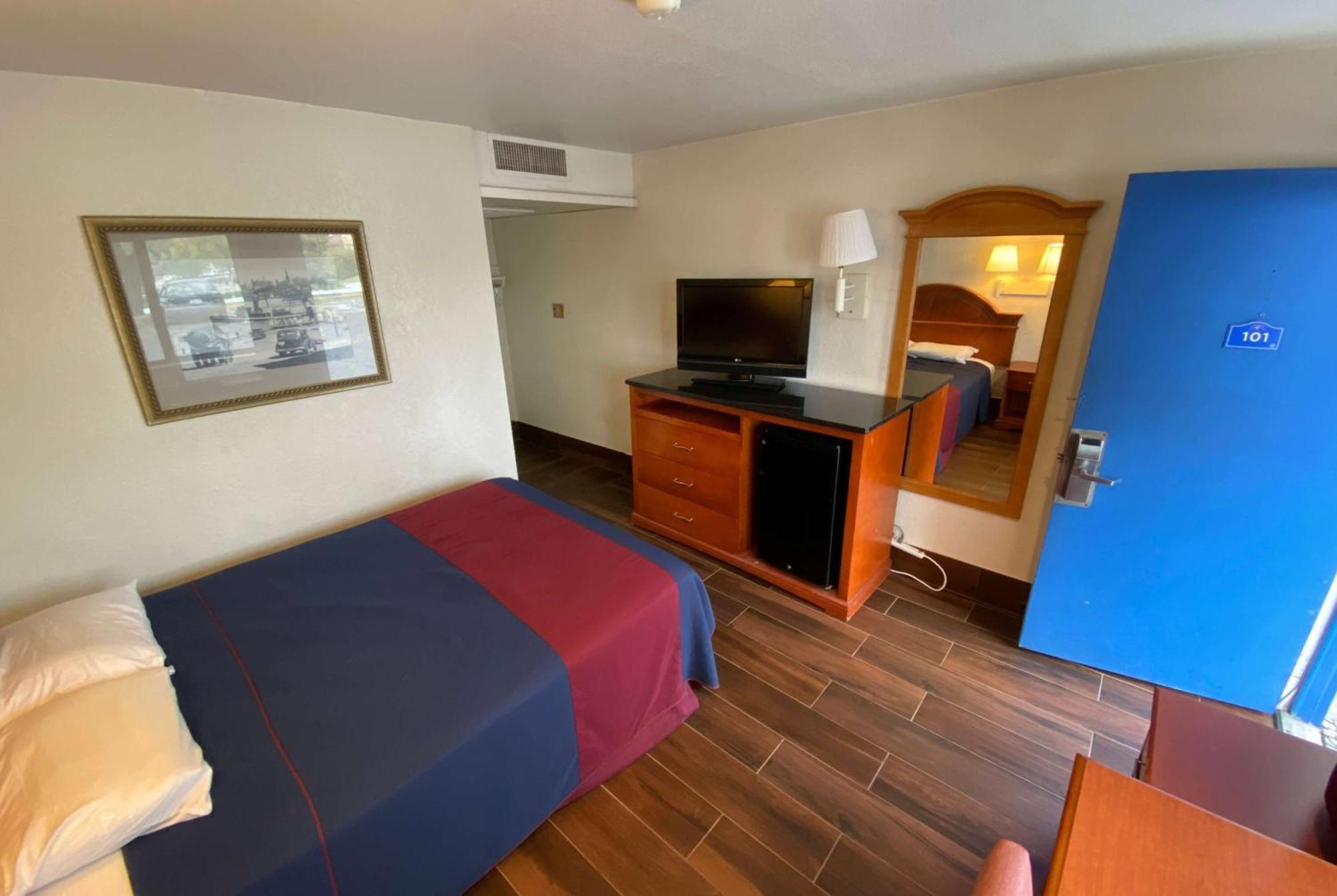 Travelodge By Wyndham Grand Rapids North Walker Екстериор снимка