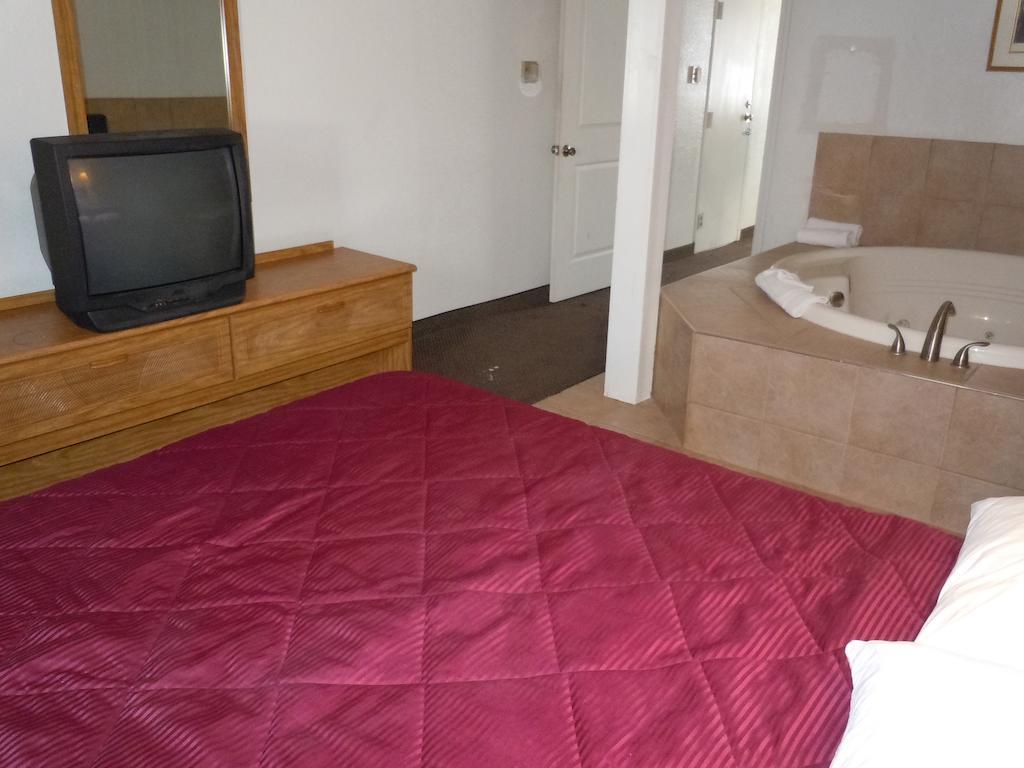 Travelodge By Wyndham Grand Rapids North Walker Екстериор снимка