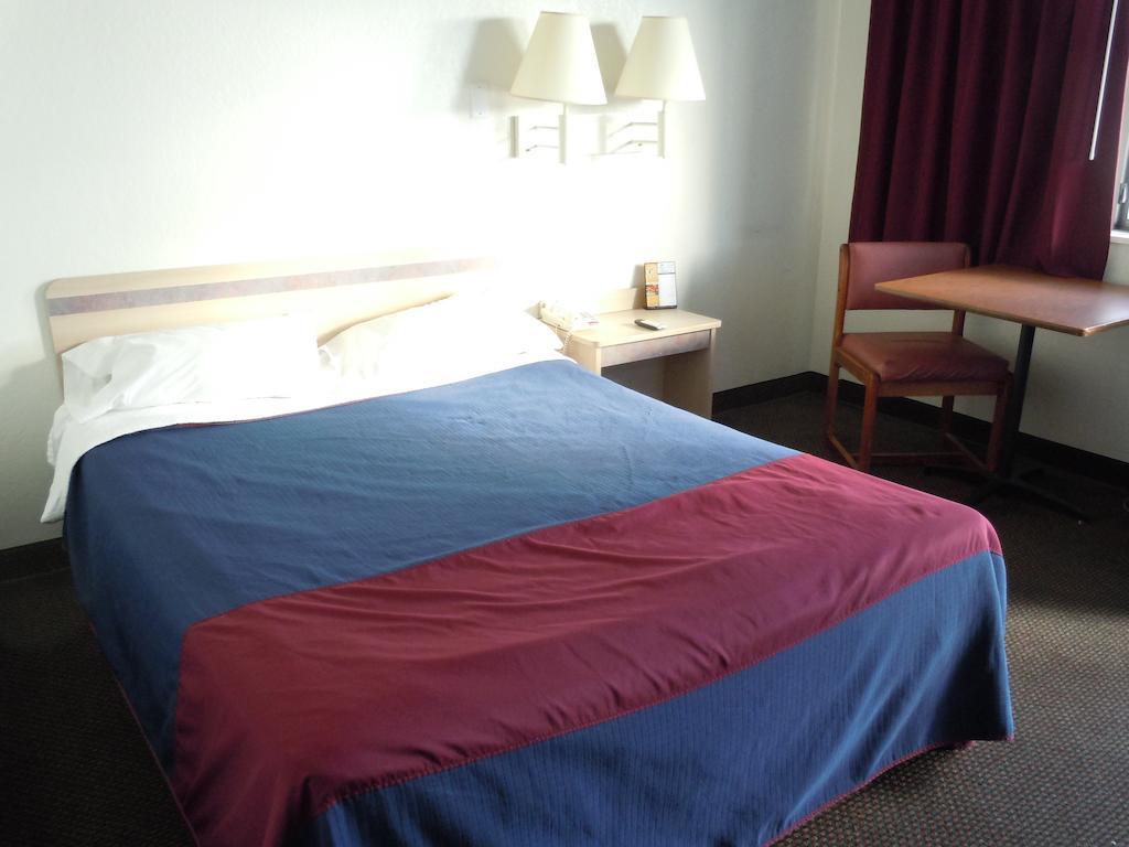 Travelodge By Wyndham Grand Rapids North Walker Екстериор снимка