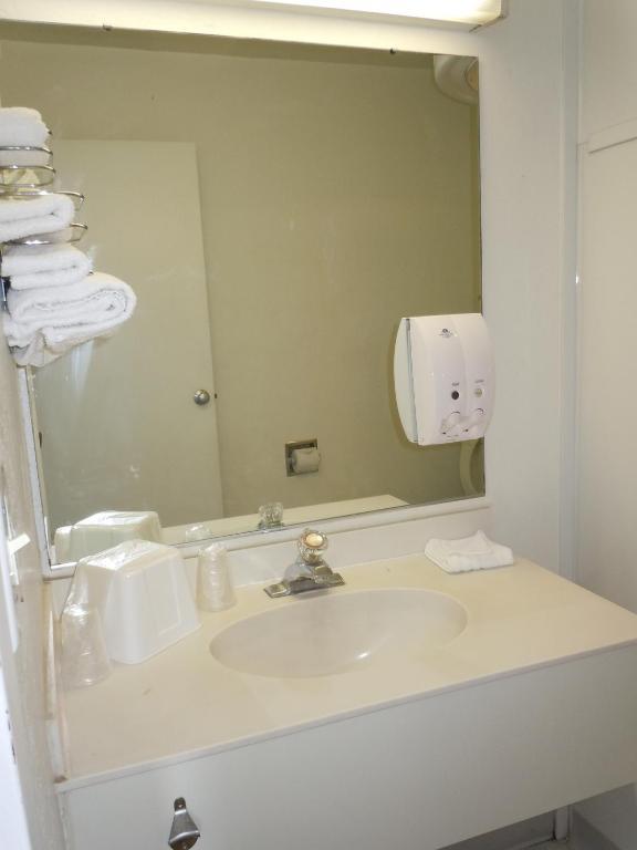 Travelodge By Wyndham Grand Rapids North Walker Стая снимка