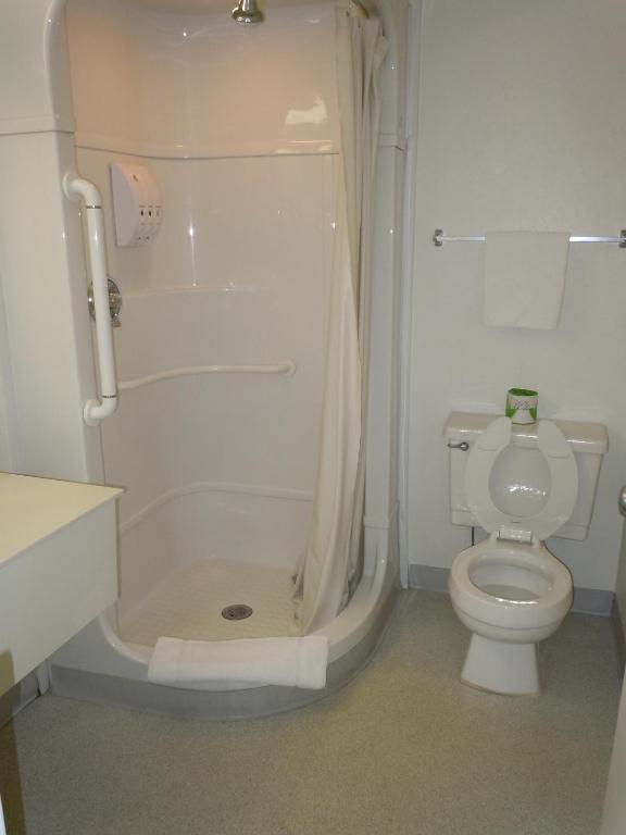 Travelodge By Wyndham Grand Rapids North Walker Стая снимка