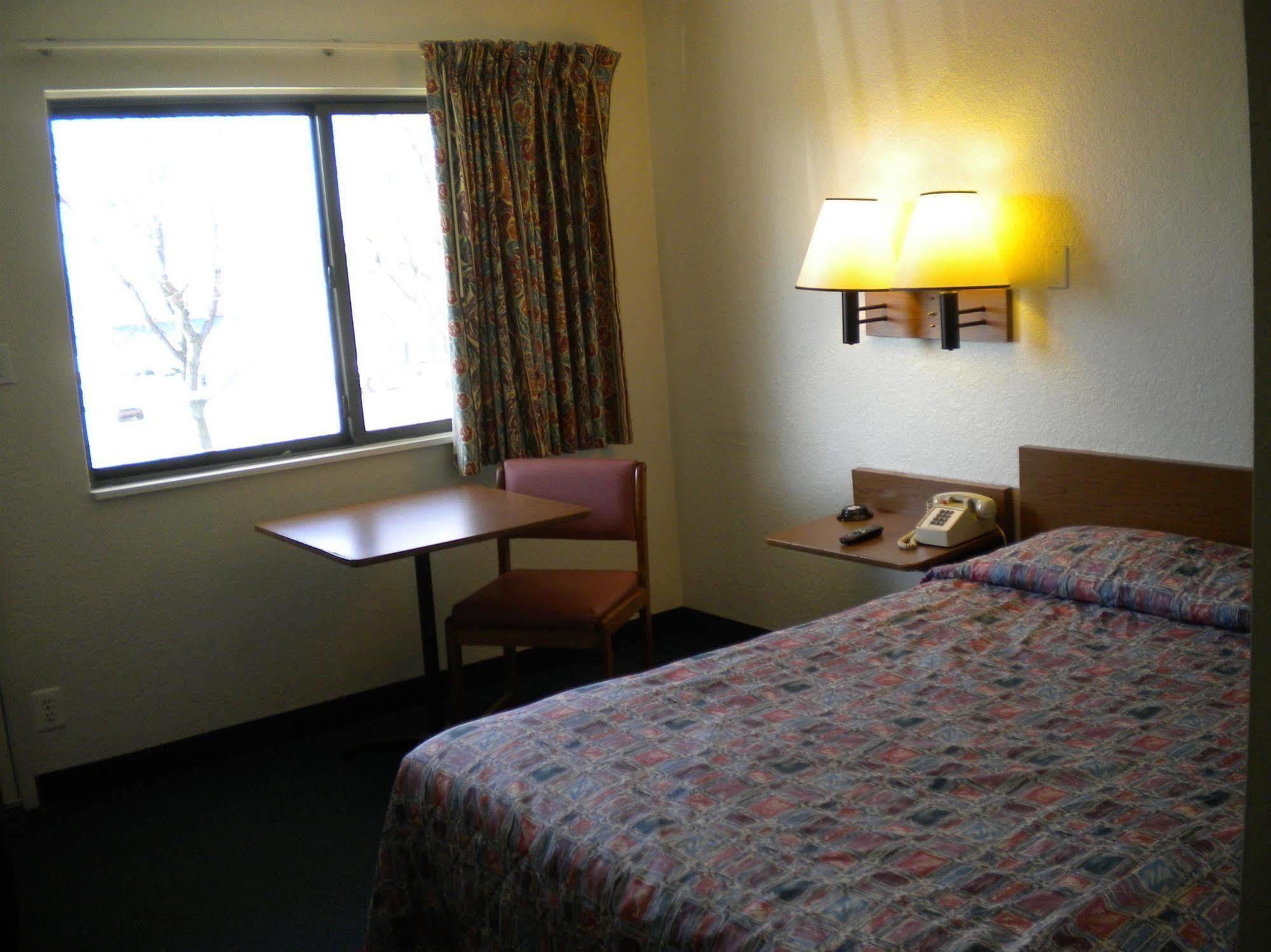 Travelodge By Wyndham Grand Rapids North Walker Стая снимка