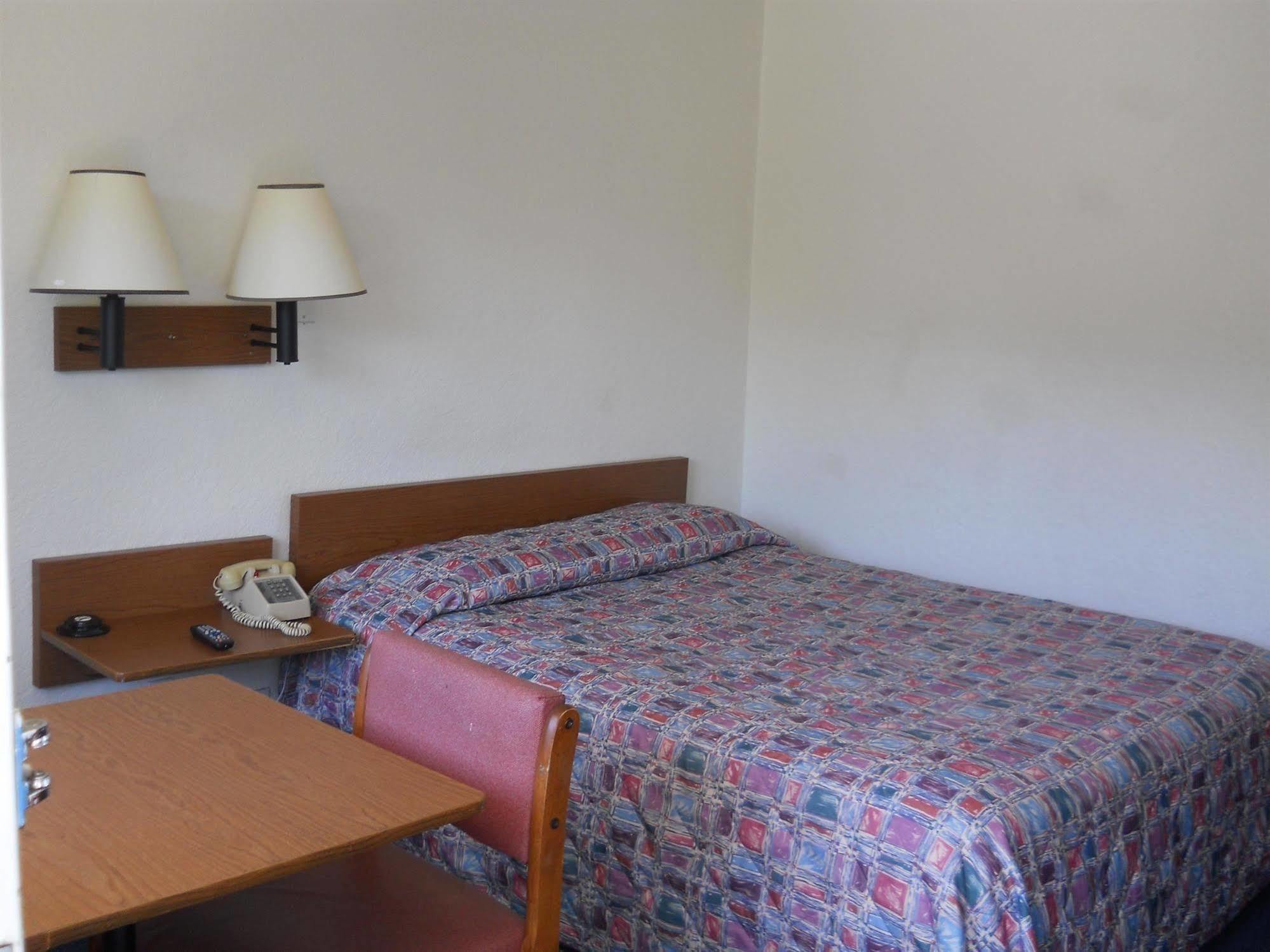 Travelodge By Wyndham Grand Rapids North Walker Екстериор снимка