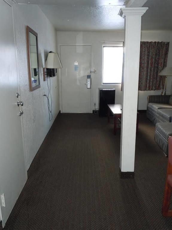 Travelodge By Wyndham Grand Rapids North Walker Екстериор снимка